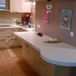 Μοντέρνα κουζίνα με ανοιχτά ντουλάπια και πάγκο