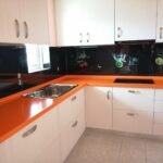 Μοντέρνα κουζίνα με πορτοκαλί πάγκο
