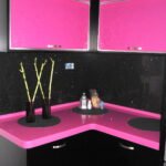 Εκσυγχρονισμένη κουζίνα με ροζ επιφάνειες.