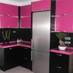 Μοντέρνα κουζίνα με ροζ και μαύρα χρώματα.