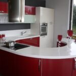 Μοντέρνα κουζίνα με κόκκινα και λευκά χρώματα