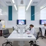 Εργαστήριο με επιστήμονες και όργανα ανάλυσης