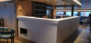 Εσωτερικός χώρος με μπαρ και καναπέδες.