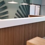 Σύγχρονη ρεσεψιόν με ξύλινες λεπτομέρειες.