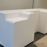 Μινιμαλιστικός λευκός πάγκος με καρέκλες