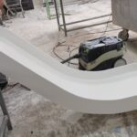 Λευκή τσουλήθρα σε εργοτάξιο