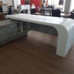 Μοντέρνο γραφείο με λείο λευκό καπλαμά.