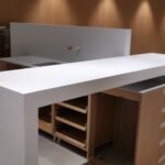 Λευκός πάγκος εργασίας σε ανακ renovation.