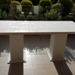 Λευκό τραπέζι σε εξωτερικό χώρο με φυτά.