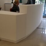 Δέκτης σε φωτεινό γραφείο υποδοχής.