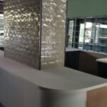 Εσωτερικός χώρος με ακατάστατο πάγκο και ράφια.