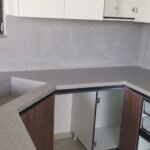 Σύγχρονη κουζίνα με γρανίτη και ντουλάπια