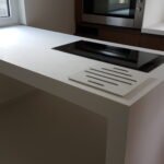 Μοντέρνα κουζίνα με λευκή επιφάνεια εργασίας