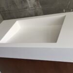 Λευκό νιπτήρας με μοντέρνο σχέδιο