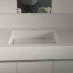 Μοντέρνος λουτήρας με λευκή επιφάνεια.