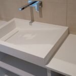 Μαύρη λεκάνη μπάνιου με καθρέφτη