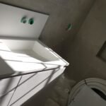 Μοντέρνο μπάνιο με λευκό νιπτήρα