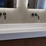 Μοντέρνος νιπτήρας με μαύρες βρύσες