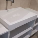 Μοντέρνος νιπτήρας σε λευκό χρώμα