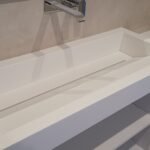 Λευκό μπάνιο με μοντέρνο νιπτήρα