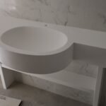 Μοντέρνος νιπτήρας σε λευκό υπόβαθρο.