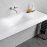 Μοντέρνο λουτρό με λευκή επιφάνεια και αξεσουάρ