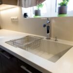 Καθαρός νεροχύτης κουζίνας corian με σουρωτήρι.