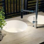 Δύο νεροχύτες σε πάγκο με βρύση