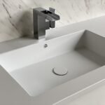 Μοντέρνο νεροχύτη με κομψή κάνουλα.