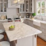 Μοντέρνα κουζίνα με μαρμαροκεντημένο πάγκο