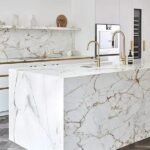 Μοντέρνα κουζίνα με μάρμαρο και χρυσές λεπτομέρειες