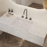 Μοντέρνος νιπτήρας με μαρμάρινη επιφάνεια.